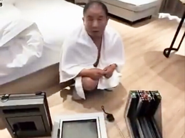 ฉันว่าเขาช่างเป็นคนขายประตูและหน้าต่างจริงๆ
