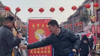 At the traditional temple fair, the bow test is held. Those who can draw a full 150 pounds will rece