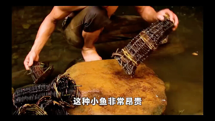 Pria ini secara mandiri membakar ribuan kilogram arang di alam liar, dan dengan tangan kosong mengek