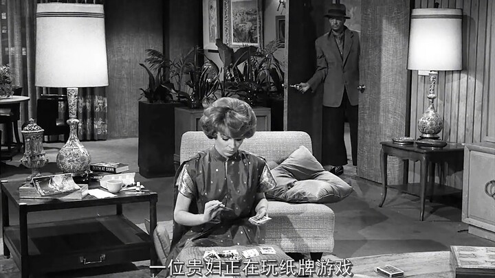 Người đàn ông vô gia cư nhặt được một đôi giày da, vừa mang vào thì bị linh hồn nhập vào người