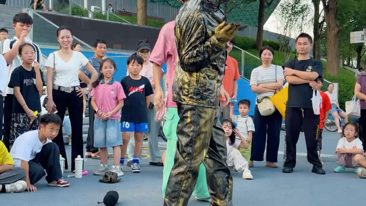 Who would have thought that a street vendor’s copper was actually an 80s breakdancing champion 😱