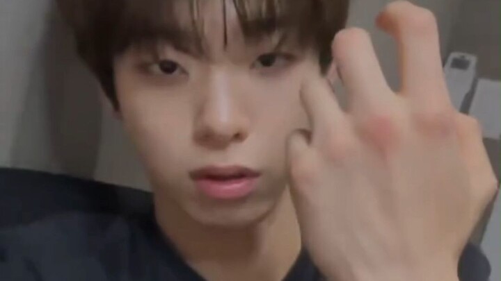 หนูน้อยลงมือสอนท่าทางข้อมือ tikitakitak ด้วยตัวเอง