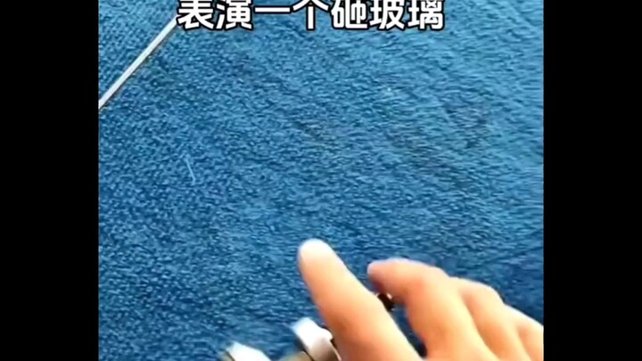 给大家表演一个砸玻璃