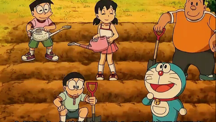 قام دا شيونغ وشياو دونغلا بوضع أنماط الألعاب النارية التي صمموها بعناية في آلة تصنيع الألعاب النارية