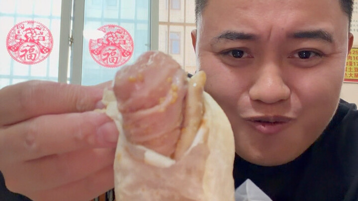 Enjoying Weifang’s local specialty, Chaotian Pot, in Shandong: a whole pig intestine head wrapped in