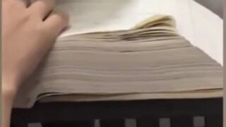 طالب طب يراجع كتاب الطب في نهاية الفصل الدراسي، ويبلغ سمكه أكثر من 900 صفحة: أحد المستخدمين علق قائل