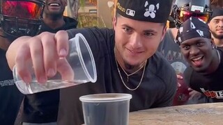 紧张刺激的轮流倒水比赛，水溢出杯子就输了