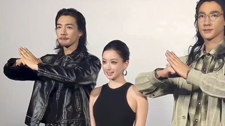 A girl went on stage to pose for a photo with the wax figure of "Ci Sha" at the wax museum—only to b