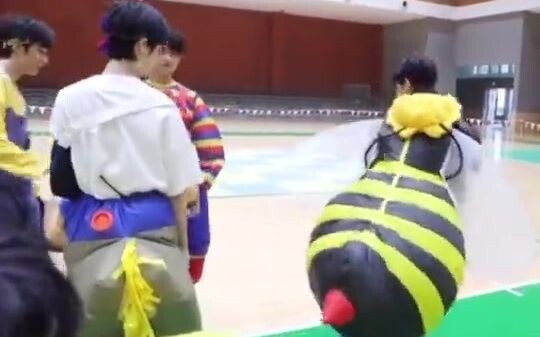 Xiao Zhangzhang: Since Yan Haoxiang is afraid of bees, I’m going to stay close to him!