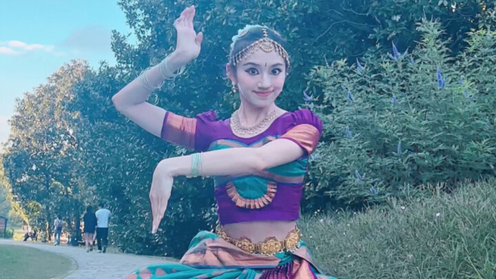 [Bharatanatyam] Switching between Indian statue poses in rhythm