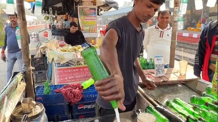 Tiểu thương Ấn Độ pha chế nước chanh có ga ngay tại chỗ, kết hợp với hiệu ứng âm thanh này thì cực k