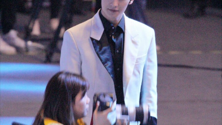 Tôi nghe nói có một fangirl khác đã nhảy vào ngắm Dương Dương chỉ sau một đêm sau khi được nhìn bằng