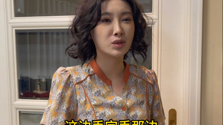 Ở với mẹ tôi, cứ đi ba bước là lại đánh rơi bạc.