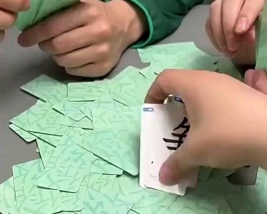 لعبة البوكر تعتمد على الرقي والذوق.