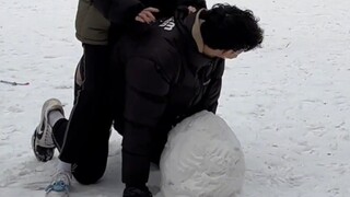 《球场雪原双子》