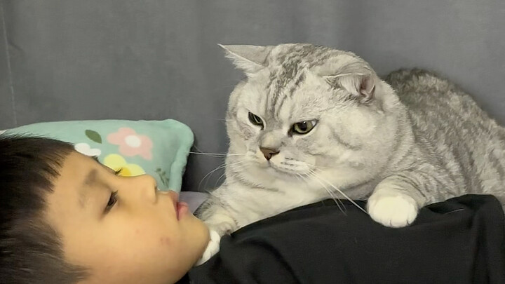 Đại Tráng muốn xem em trai ngủ