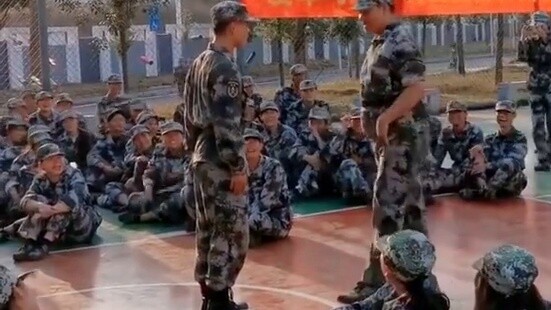 During the break in military training, students performed a talent show that confused the instructor