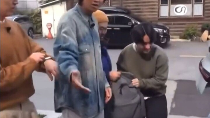 Karena Kyungsoo terlambat 3 menit, para kakak mulai membuat keributan.