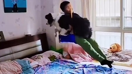 Bố: Ra khỏi đây đi, đến lượt bố chơi rồi.
