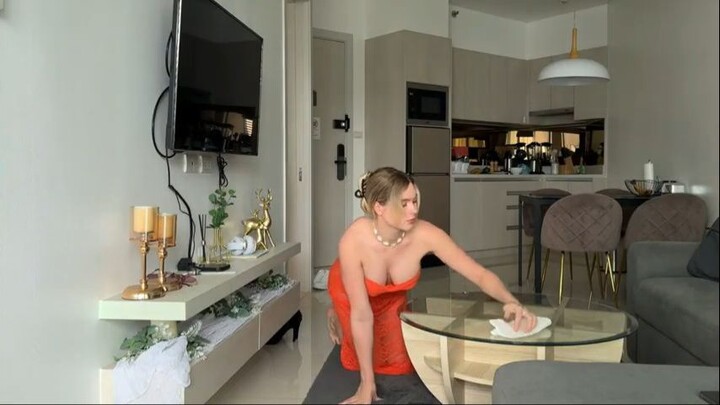 Transparent cleaning in room with Housewife Kate(480P)
