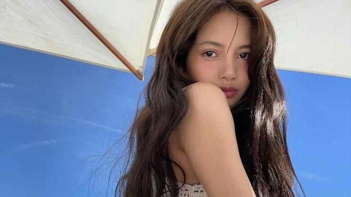 Lisa baru saja memperbarui akunnya! Sasa memamerkan tato barunya, cantik banget dan seksi!