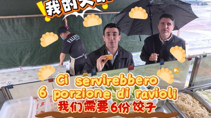 Selling Chinese food at a street stall in Italy, and a customer placed a huge order!