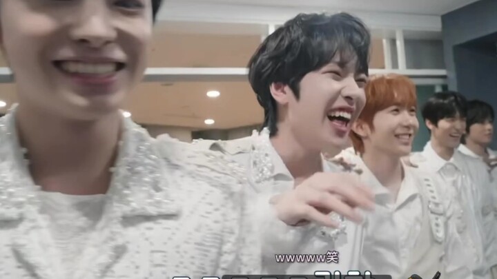 Sakuya is about to die laughing at Yushi for not getting the dance positions right.