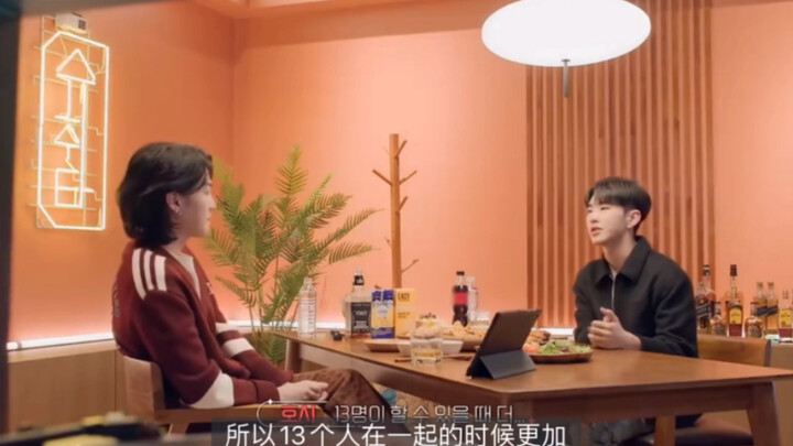 Đoạn này xúc động quá… Cả hai đều rơm rớm nước mắt…