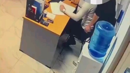 【Sudut Kamera Pengawas】Dua pria di kantor diam-diam saling meraba, melihat kontak teleponnya saja su