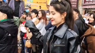 The young lady at the Xinjiang bazaar dances gracefully with a sweet smile—the pinnacle of street da