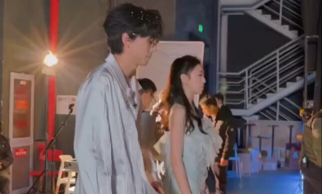 Đoạn múa Mông Cổ này của Mỹ Cát Trình Tử là vừa bận rộn vừa quay luôn à! Hai cô gái đều quá xuất sắc