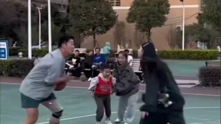 Có vẻ như khả năng rê bóng của bạn rất tuyệt vời, nhưng thực ra có ba người đang bảo vệ bạn cả cuộc 
