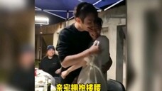 许凯与钟楚曦是在试戏?旁边人起哄:下手、下手…二人合作过迷航昆仑墟难怪娱乐圈流行剧组夫妻离婚的多如牛毛换谁顶的住不过现在钟楚曦和侯雯元好了