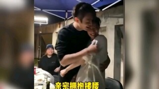 许凯与钟楚曦是在试戏？旁边人起哄：下手、下手…二人合作过迷航昆仑墟难怪娱乐圈流行剧组夫妻离婚的多如牛毛换谁顶的住不过现在钟楚曦和侯雯元好了