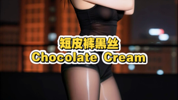 Celana Pendek Kulit Hitam dengan Stoking Hitam Cokelat Krim