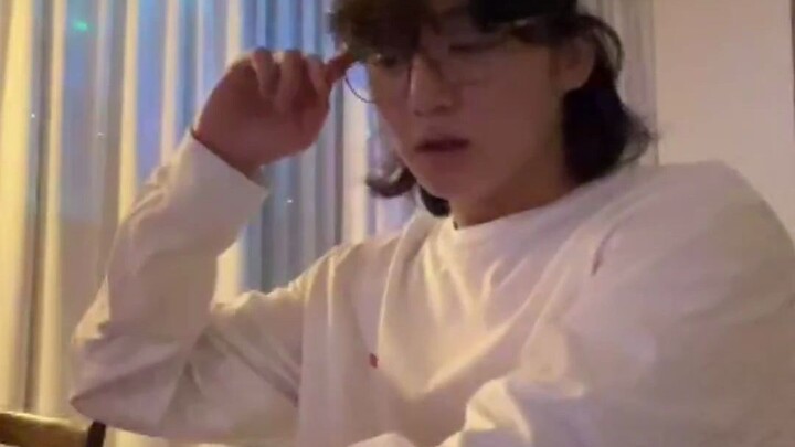 หลังจากที่จองกุกเต้นเพลง Super ที่สอนโดย Seventeen เขาก็ยังคงฮัมเพลง Angel Pt1 ต่อไป