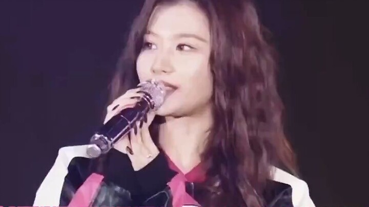 [TWICE] ซานะ: ตอนแรกก็ลังเลที่จะขึ้นเวทีเพราะรู้สึกไม่ค่อยสบาย แต่ดีใจมากที่ได้ขึ้นเวที! ฉันได้ใช้เว