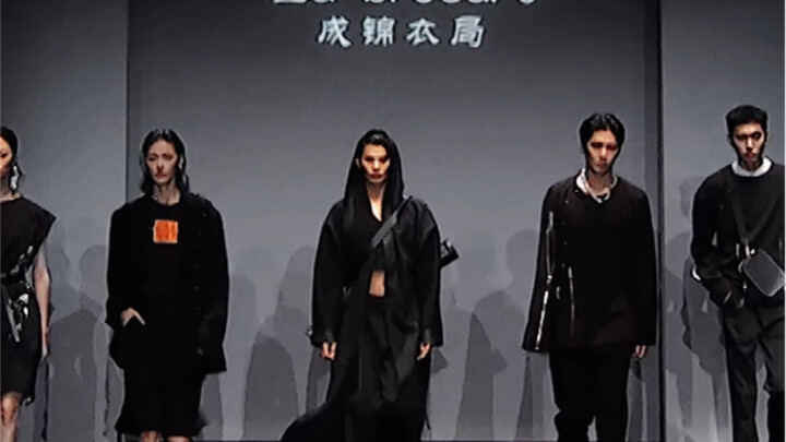 Tampilkan lebih banyak peragaan busana seperti ini untukku!