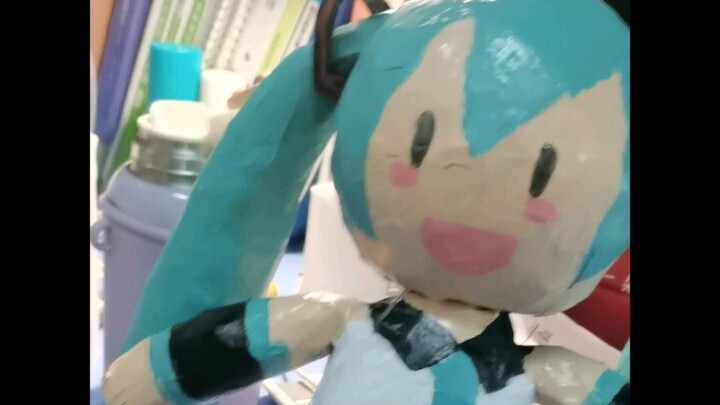 Bài tập thủ công trước khi vào học, nhưng là Hatsune Miku