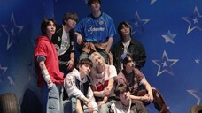 [Teks bahasa Mandarin] Kalender Meja StrayKids 2025 [The Street Kids] mengambil gambar di belakang l