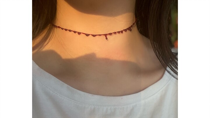 สีแดงเข้ากับผิวขาวมาก ฮ่าฮ่าฮ่าฮ่าฮ่าฮ่า โชกเกอร์สไตล์โกธิกแอนเดอร์กราวด์ ใครต้องการก็เปิดบทเรียนสอน