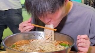 Anh bạn chuyên ăn mì kiểu lốc xoáy lại đến thử thách mì ốc bươu rồi, lần này ăn tới bảy bát! Liệu an