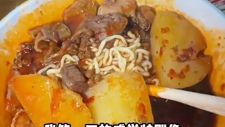 | Pukul 3.30 dini hari, orang Sichuan tidak tidur dan mengantre panjang hanya untuk semangkuk mi ins