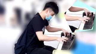 A boy covers "红莲の弓失" with piano in the street