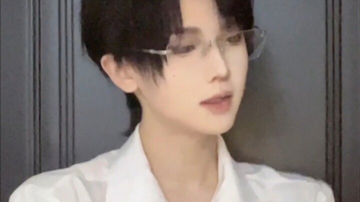 晚安大小姐！又在玩手机啊？