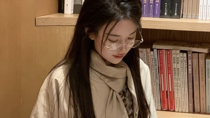 A scholarly-style ma mian qun outfit