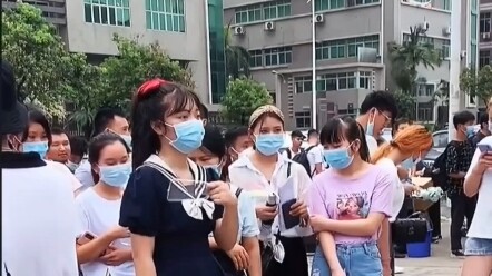 Mengantar lima ratus siswa masuk pabrik, berapa gaji mereka sebagai pekerja baut?