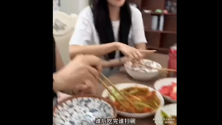 "Siapa pun yang selesai makan terakhir, dialah yang mencuci piring!"