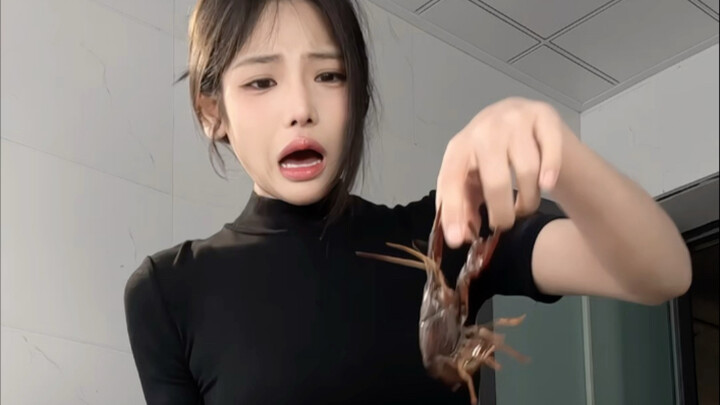 Mùa hè tất nhiên phải ăn tôm hùm cay rồi～