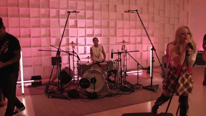 Avril Lavigne - Bite Me